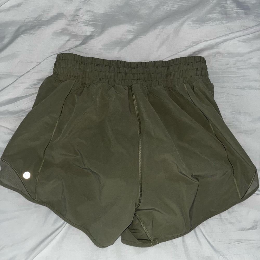 Lululemon green hotty hot 4” shorts size 8